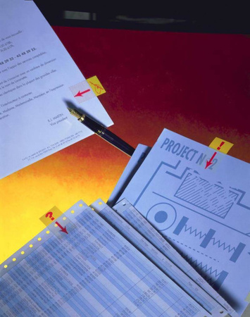 ZAKŁADKI INDEKSUJĄCE FOLIOWE 25,4X43,2MM 3M POST-IT® Z NADRUKIEM „RĘKA+OŁÓWEK” 680-31 50SZT